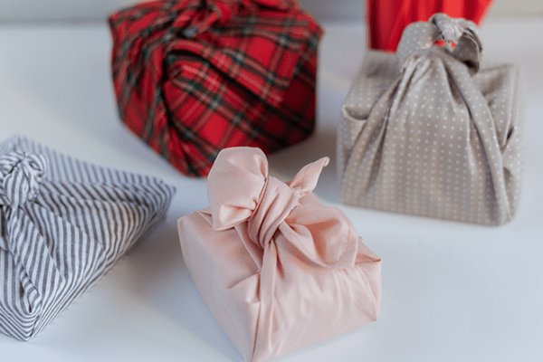 Ο zero waste τρόπος για να τυλίξουμε τα δώρα των Χριστουγέννων