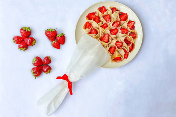 Το πιο γλυκό μπουκέτο με mini κρέπες και φράουλες για τη Γιορτή της Μητέρας!